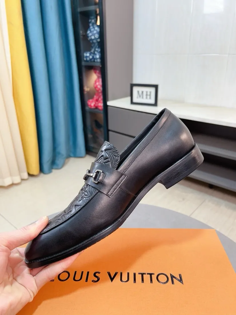 Men's men's shoes 💰500🌸🌸 [Louis Vuitton (LV)] High-end business formal leather shoes 🍀 luxurious and elegant style, both practicality and style, professional focus on details and quality, counter original 1⃣️: 1⃣️ ultra-accurate reproduction 👍🏻! Material: The upper is made of imported original calfskin➕imported Italian cowhide leather. Original anti-slip and wear-resistant outsole! Code number: 38--44 (45 customized)